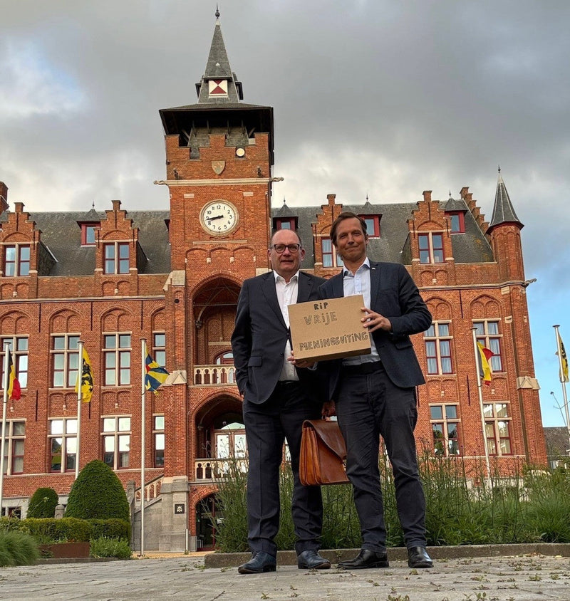 Antoine Geerinckx samen met zijn advocaat Hugo Lamon na het verlaten van de hoorzitting de deontologische commissie van de gemeenteraad van Knokke-Heist.