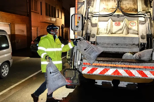 Nieuwe milieuschepen in Knokke-Heist vat zélf post achter vuilniswagen